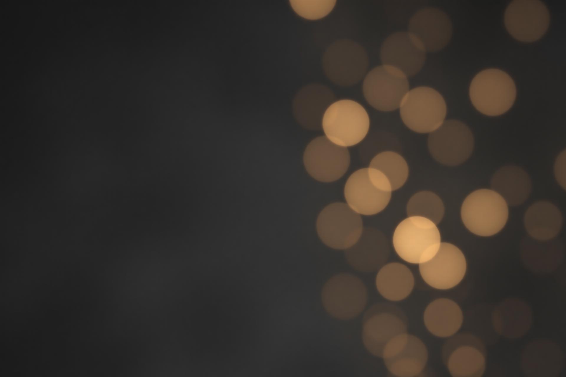 Eleganter dunkler Hintergrund mit goldenen Lichtakzenten